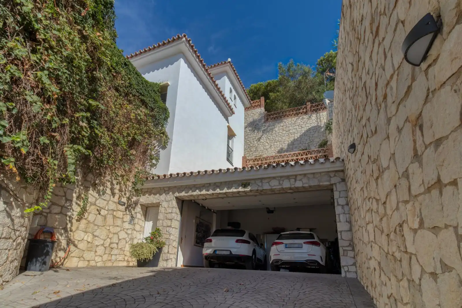 Vista exterior de Casa o chalet en venta en Mijas con Aire acondicionado, Jardín privado y Terraza