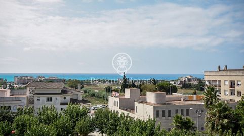 Venta de casa con local comercial y ascensor en Pineda de Mar
