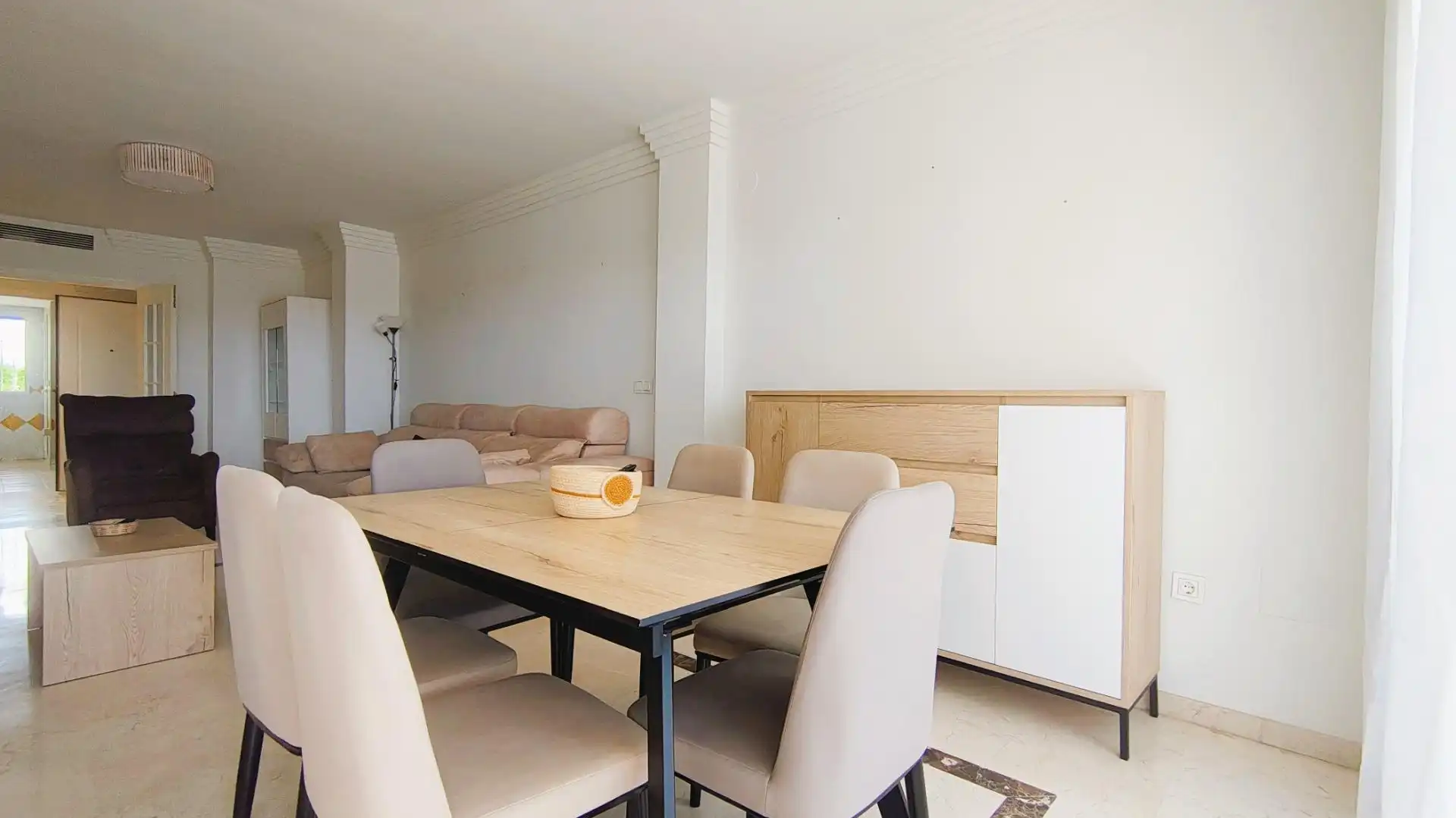 Esszimmer von Wohnungen zum Verkauf in Marbella mit Klimaanlage, Privatgarten und Terrasse