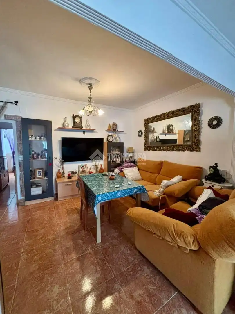 Sala d'estar de Casa adosada en venda en Andújar amb Aire condicionat i Moblat