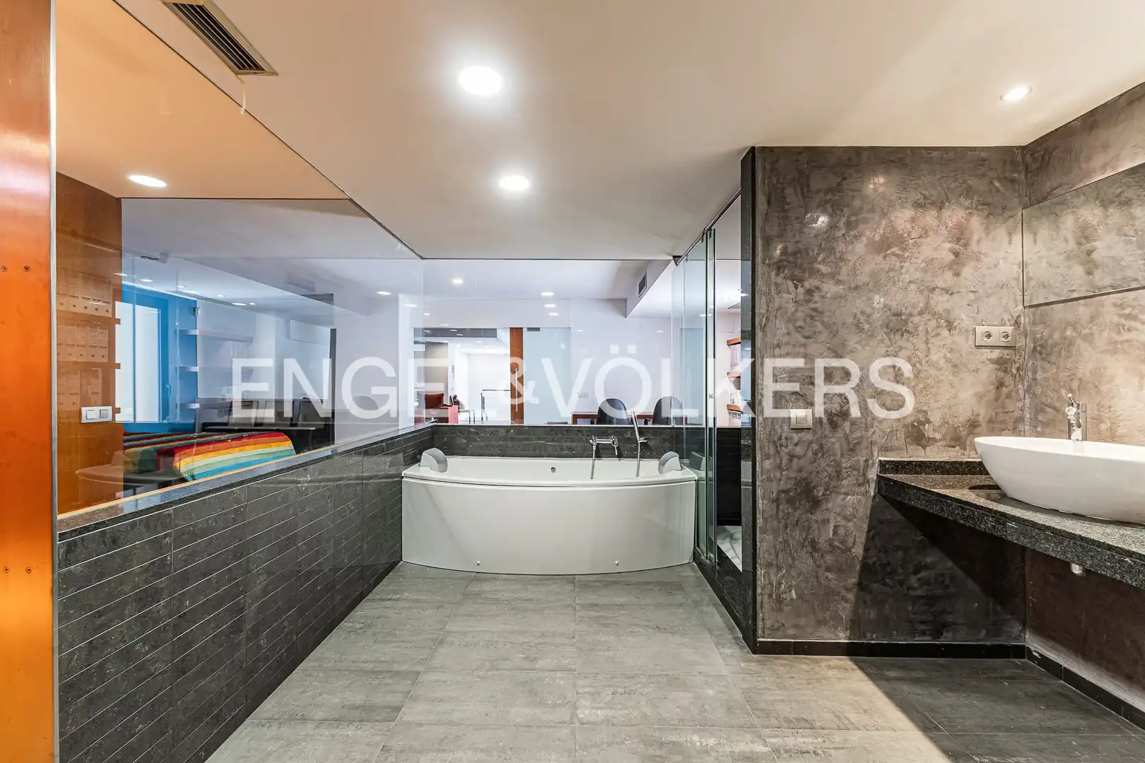 Badezimmer von Wohnung zum Verkauf in Barcelona mit Klimaanlage, Heizung und Parkett