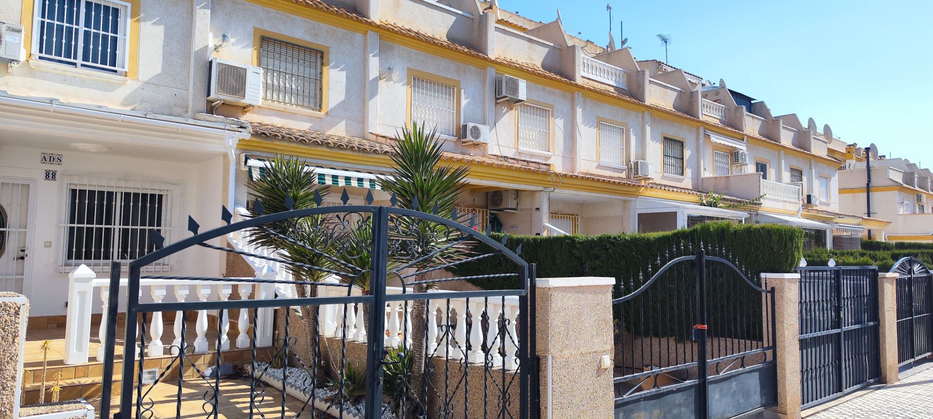 Vista exterior de Casa adosada en venda en Orihuela amb Terrassa, Moblat i Piscina comunitària