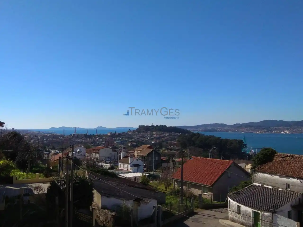 Casa adosada en venta en Vigo  con Calefacción, Jardín privado y Parquet