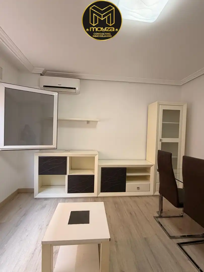 Sala d'estar de Pis de lloguer en Jaén amb Aire condicionat i Traster