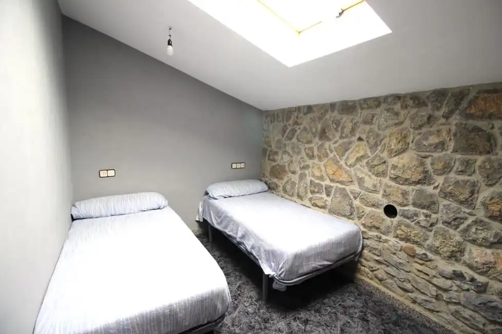 Dormitori de Casa o xalet en venda en Oviedo  amb Moblat