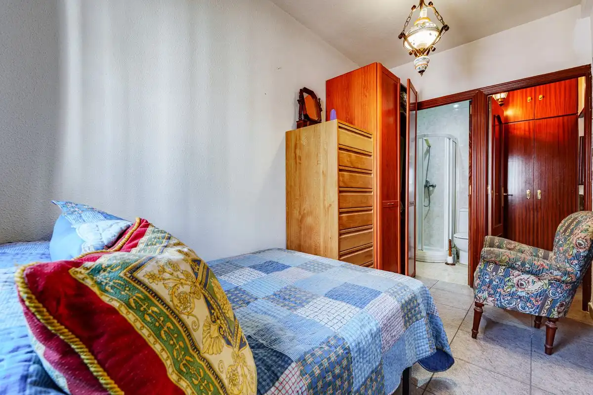 Habitación de Casa adosada en venta en Alcalá de Henares con Aire acondicionado, Calefacción y Jardín privado