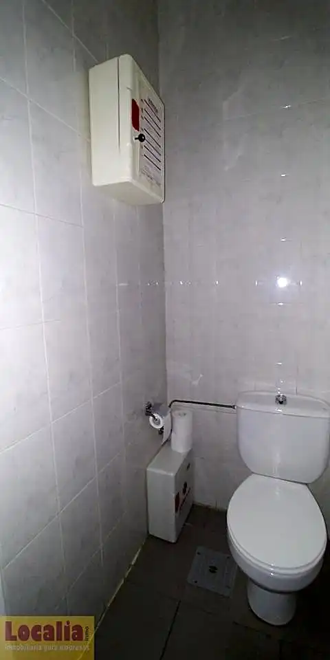 Baño de Local de alquiler en Torrelavega  con Aire acondicionado