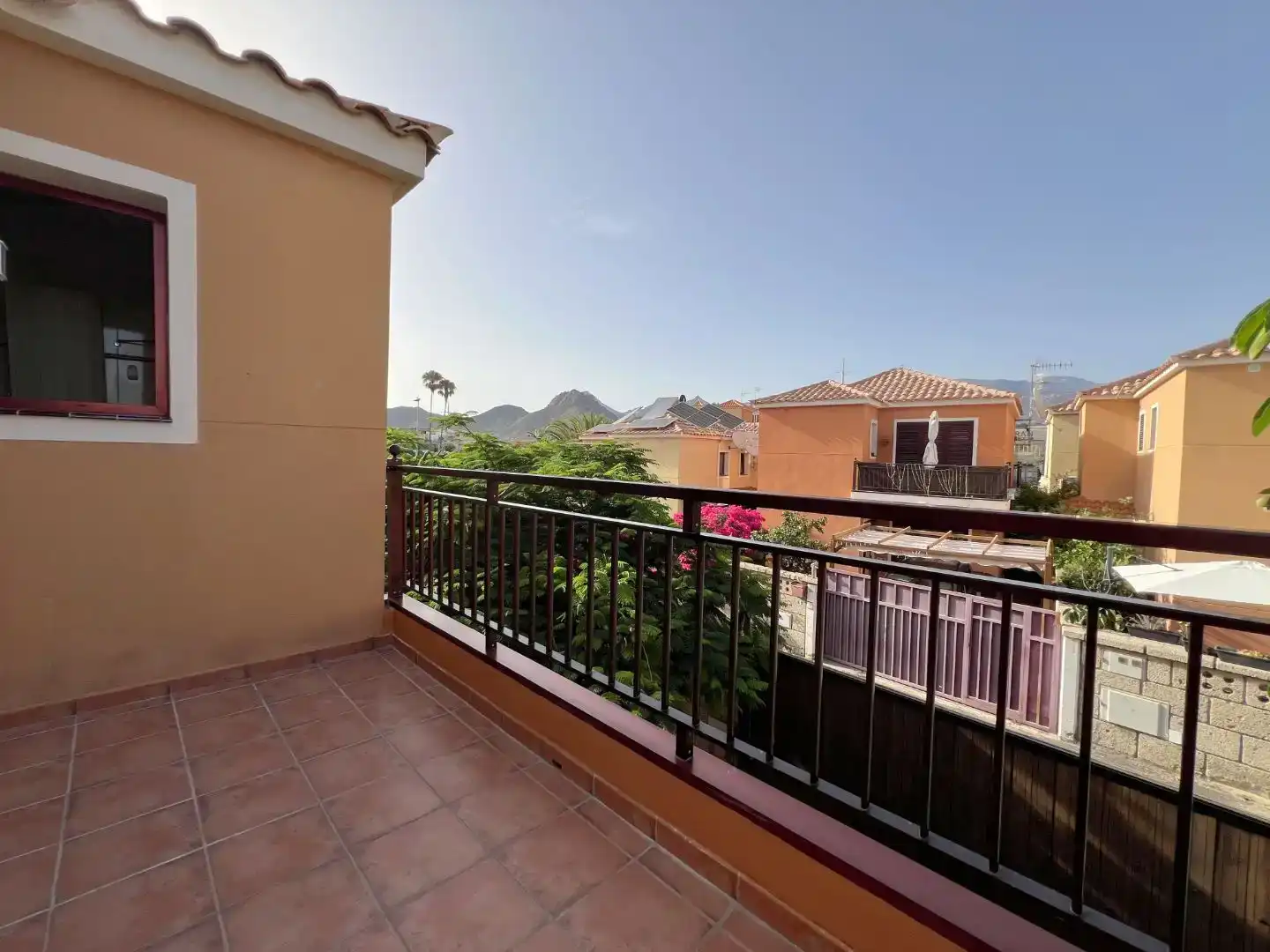 Vista exterior de Casa o xalet en venda en Arona amb Aire condicionat, Parquet i Traster