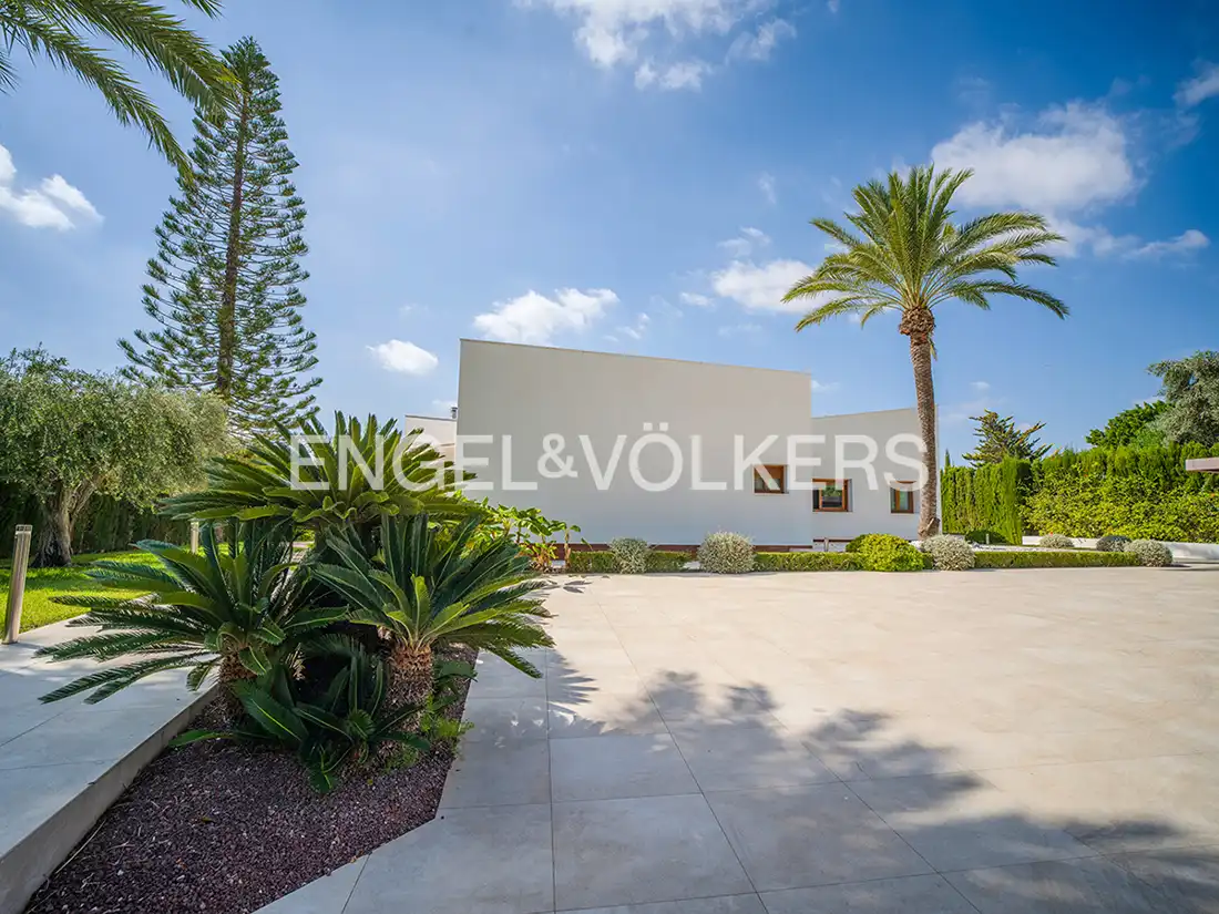 Vista exterior de Casa o xalet en venda en Elche / Elx amb Aire condicionat, Calefacció i Jardí privat