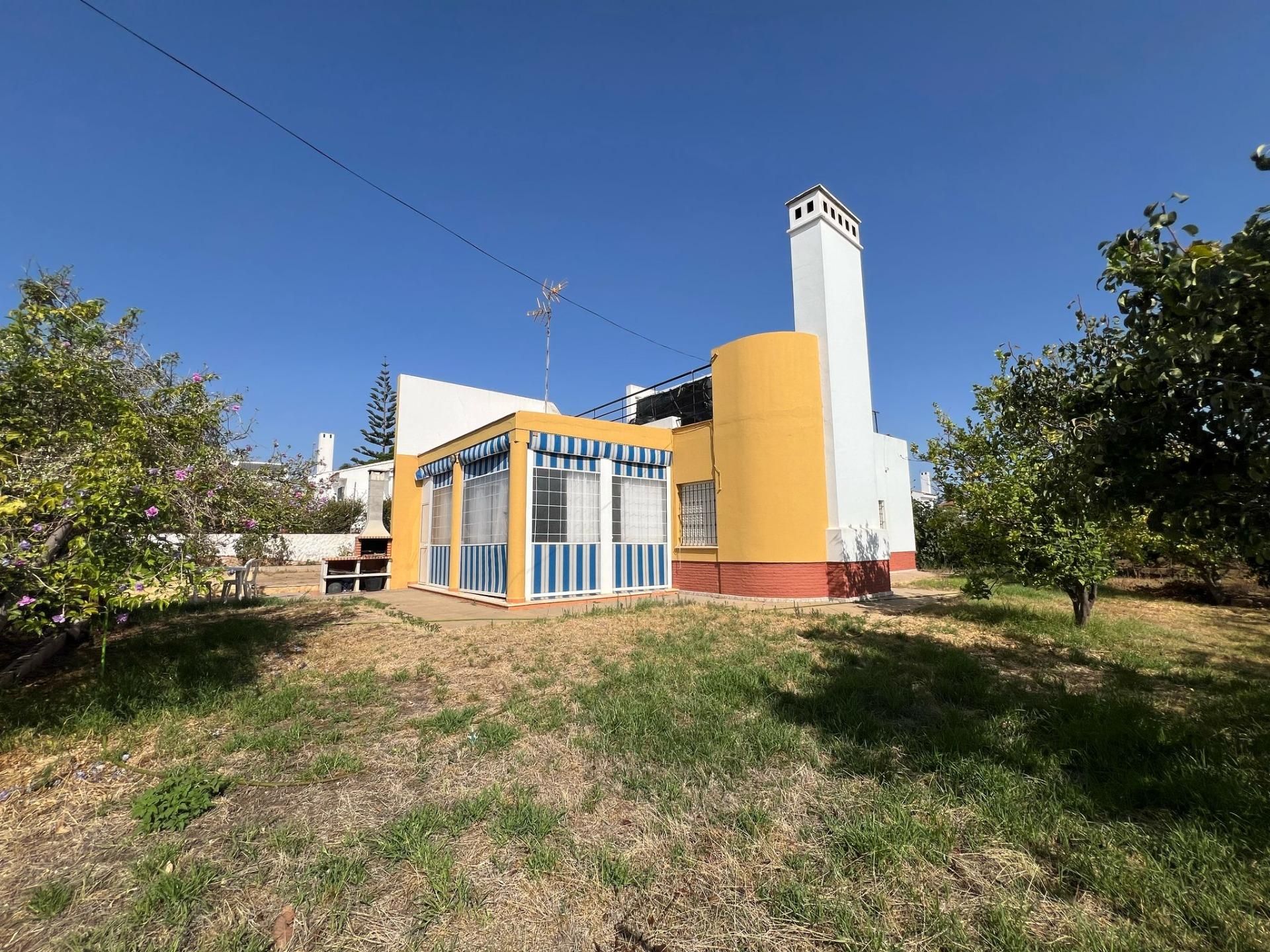 Vista exterior de Casa o xalet en venda en Ayamonte amb Jardí privat i Piscina comunitària