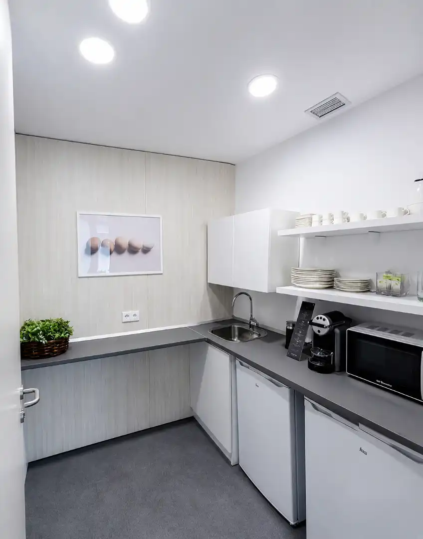 Küche von Büro zur Miete in Madrid mit Klimaanlage, Heizung und Möbliert