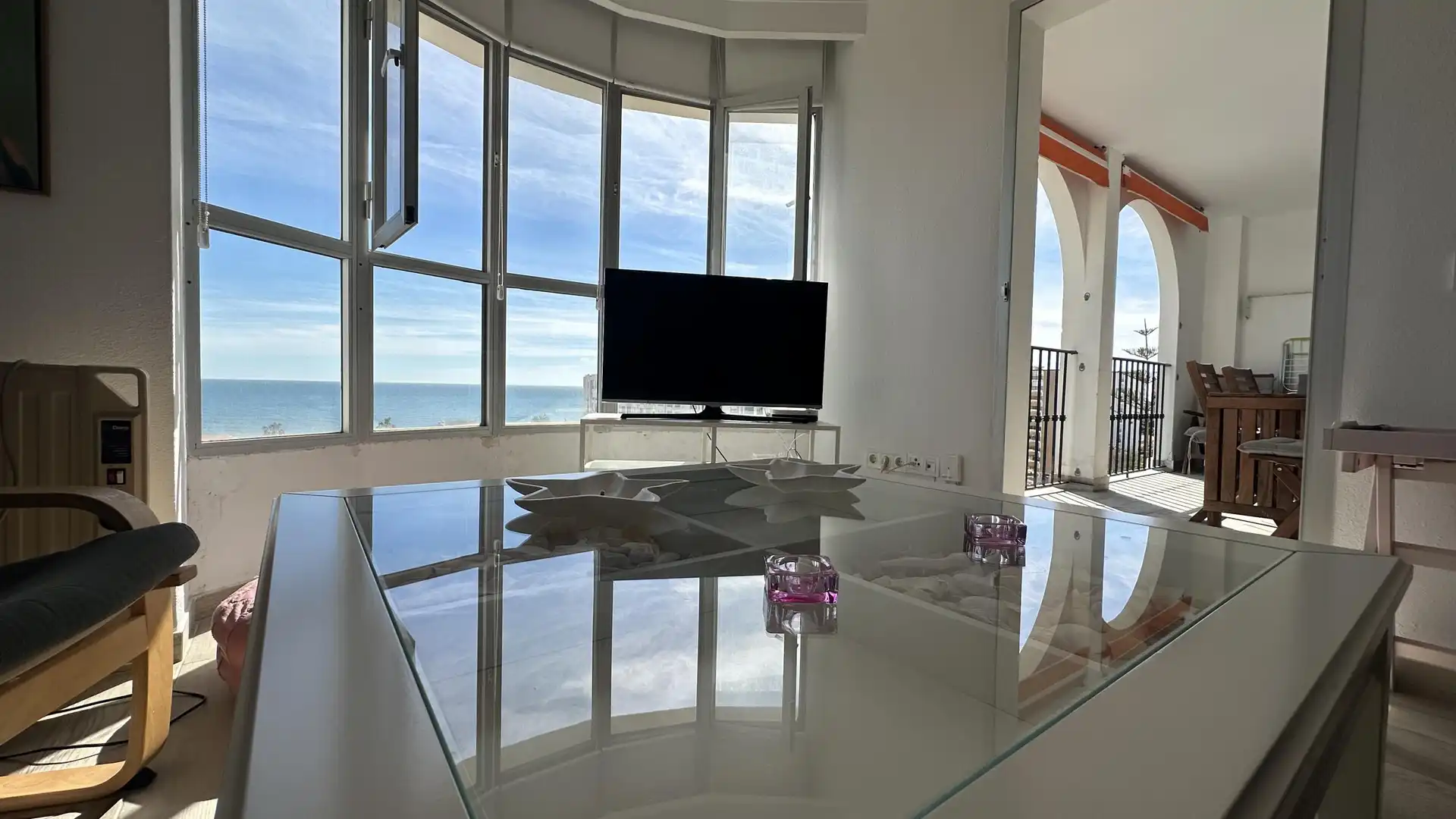 Sala d'estar de Apartament de lloguer en Fuengirola amb Jardí privat i Piscina comunitària