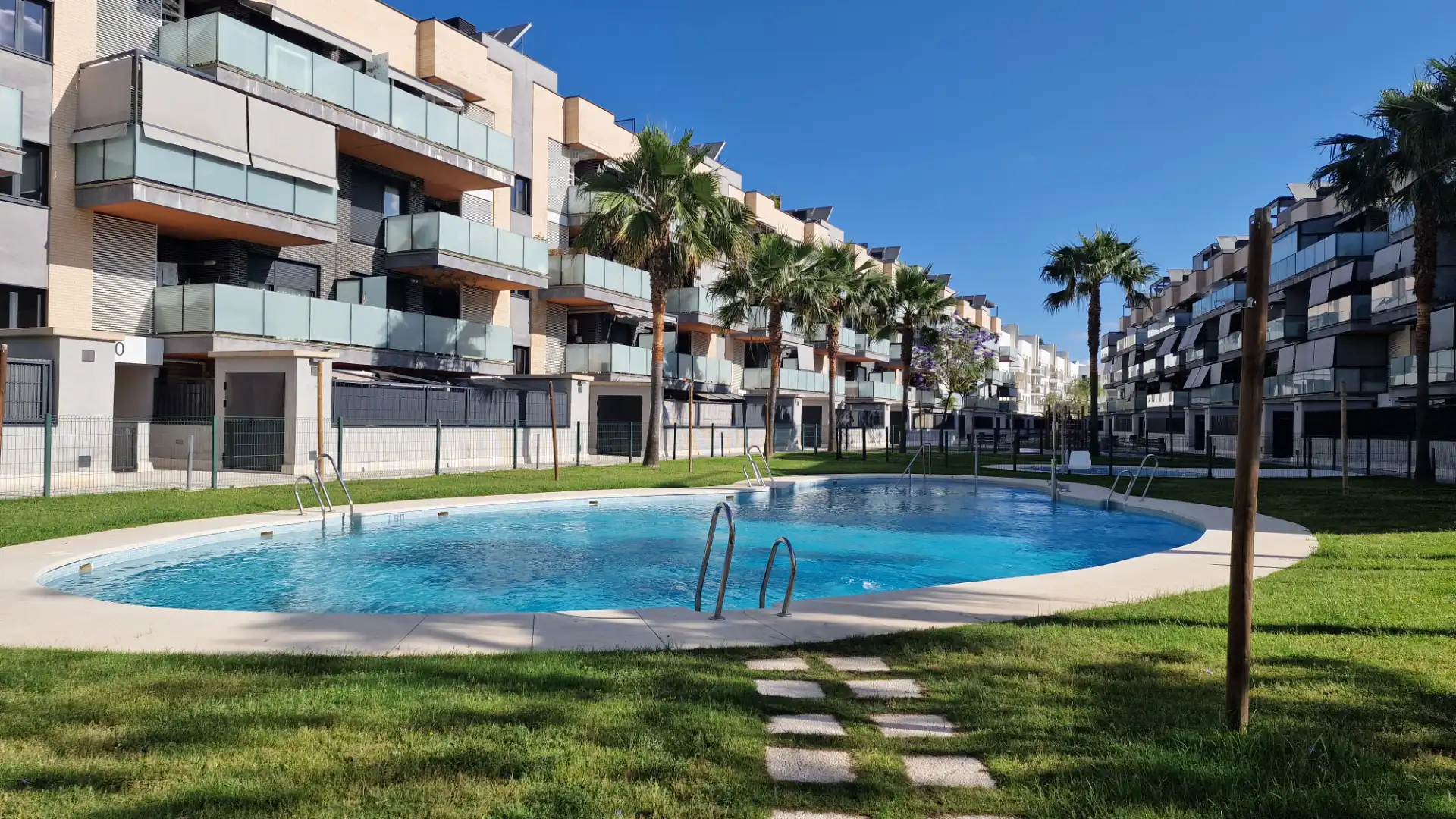 Schwimmbecken von Dachboden zum Verkauf in San Juan de Aznalfarache mit Klimaanlage, Abstellraum und Gemeinschaftspool