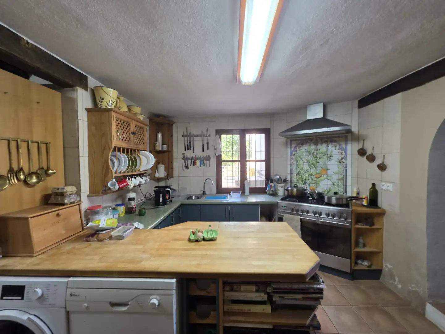 Cocina de Finca rústica en venta en Guaro con Aire acondicionado, Jardín privado y Terraza