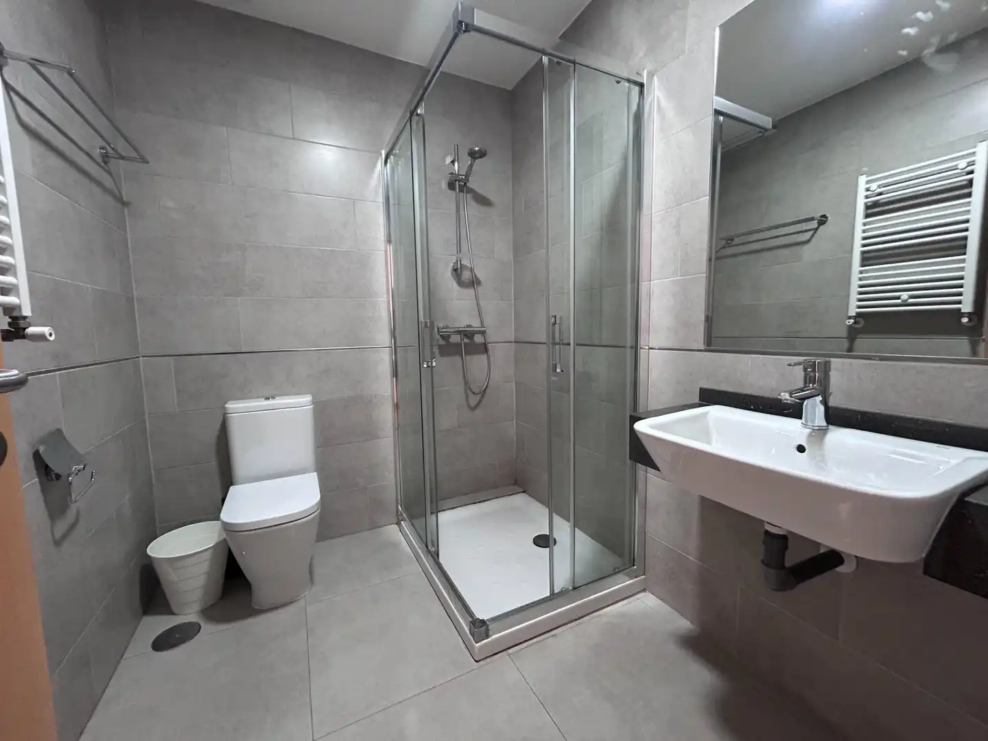 Bathroom of Flat for rent in Madrid  with Air Conditioner and Heating