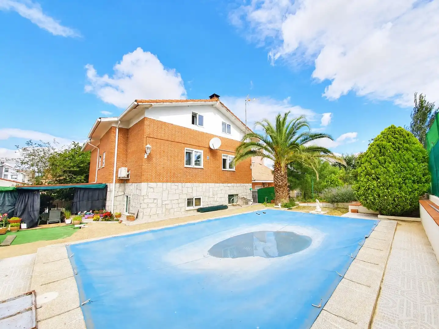 Außenansicht von Haus oder Chalet zum Verkauf in Casarrubios del Monte mit Klimaanlage, Heizung und Schwimmbad