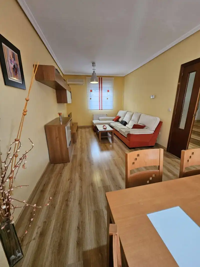 Sala d'estar de Casa o xalet de lloguer en Cáceres amb Aire condicionat, Calefacció i Parquet