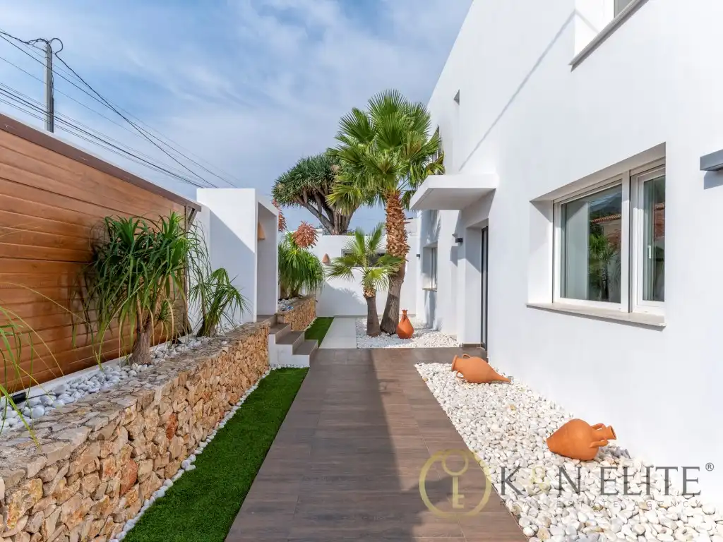 Vista exterior de Casa o xalet de lloguer en Dénia amb Aire condicionat, Jardí privat i Terrassa