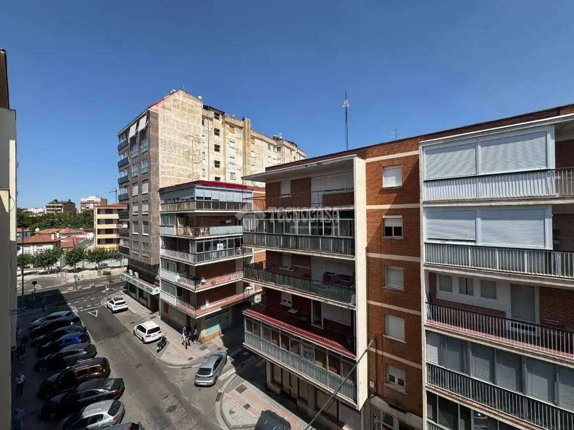 Vista exterior de Pis en venda en Palencia amb Calefacció i Parquet