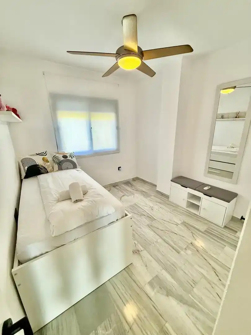 Dormitori de Dúplex de lloguer en Mijas amb Aire condicionat, Jardí privat i Piscina