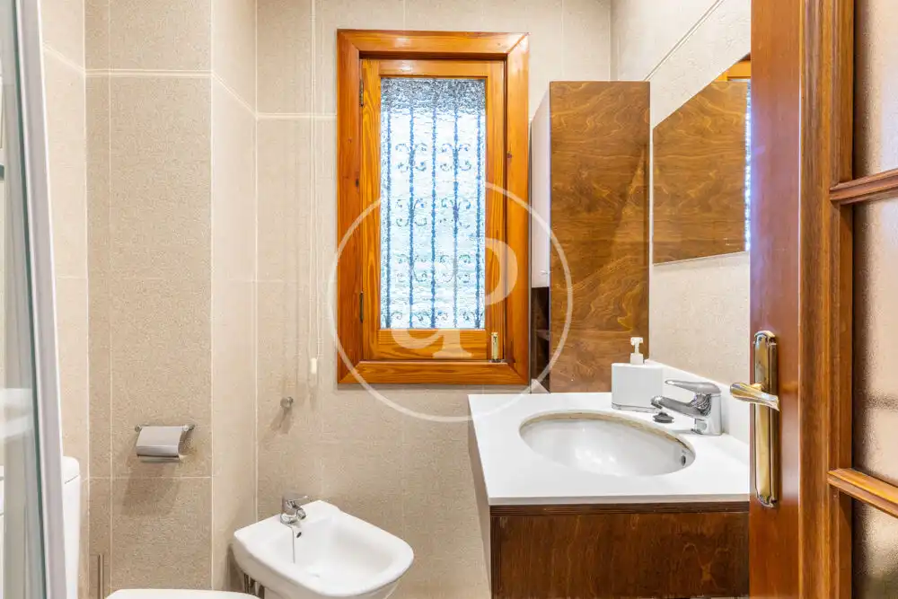 Bany de Casa o xalet de lloguer en Madrid amb Aire condicionat, Calefacció i Jardí privat