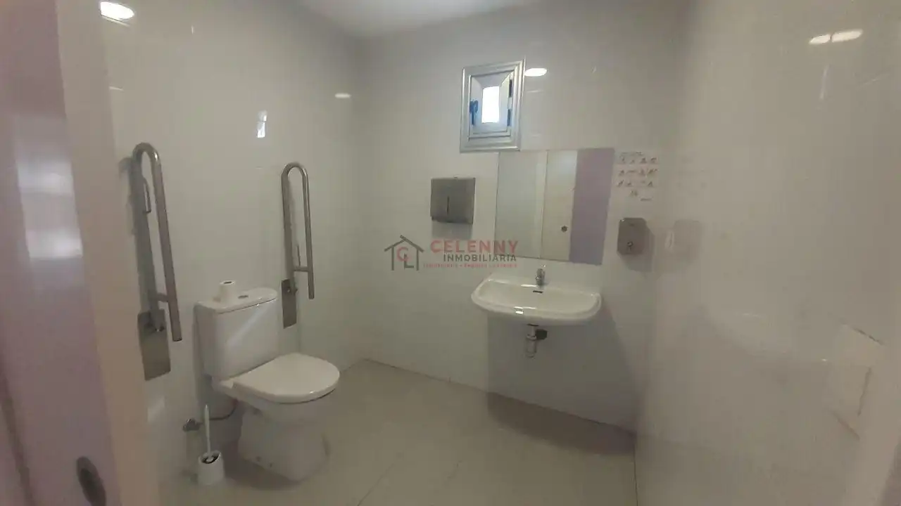 Badezimmer von Geschaftsraum zum Verkauf in Vilar de Santos mit Klimaanlage und Möbliert