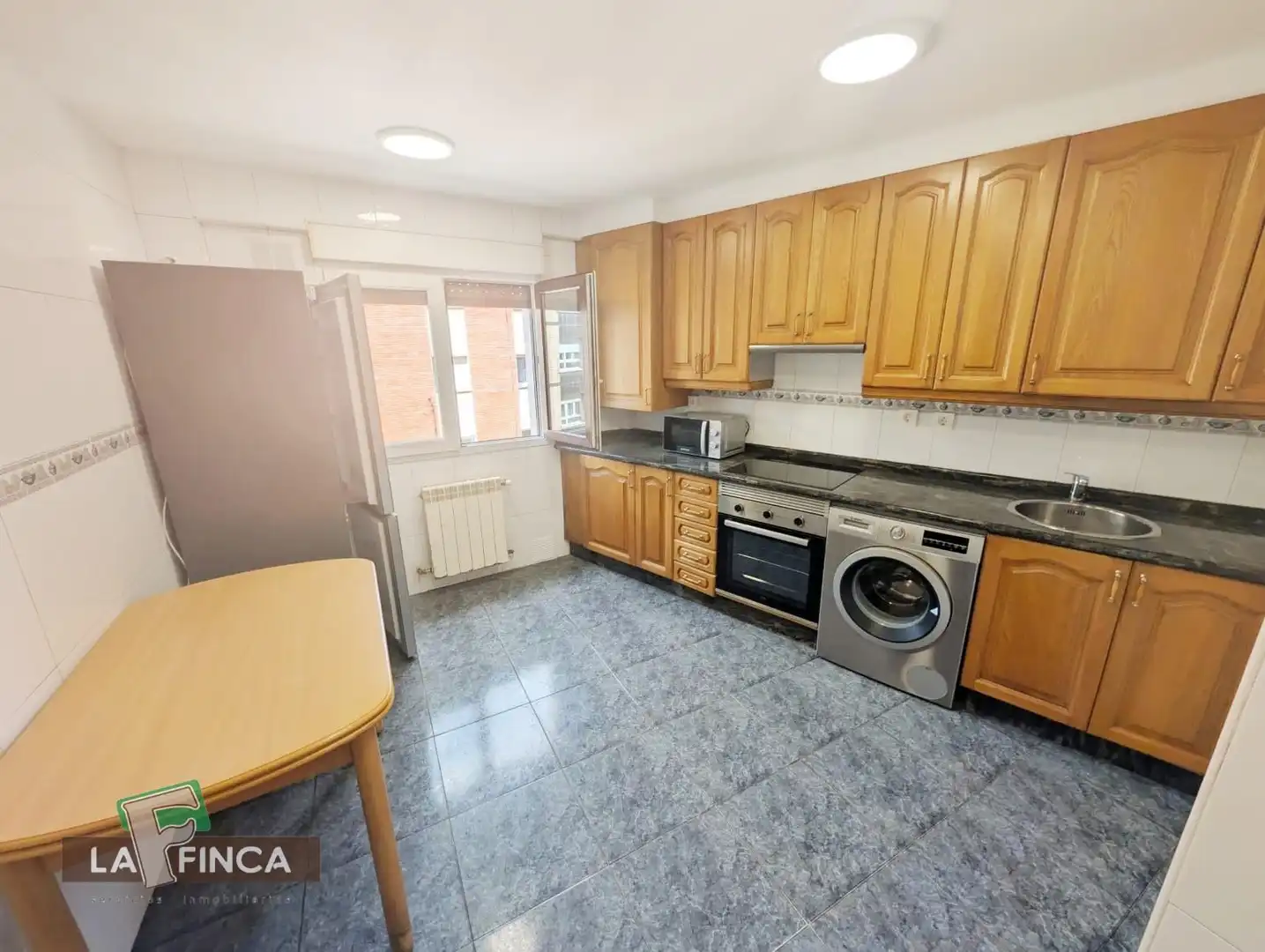 Kitchen of Flat for rent in Oviedo   with Heating
