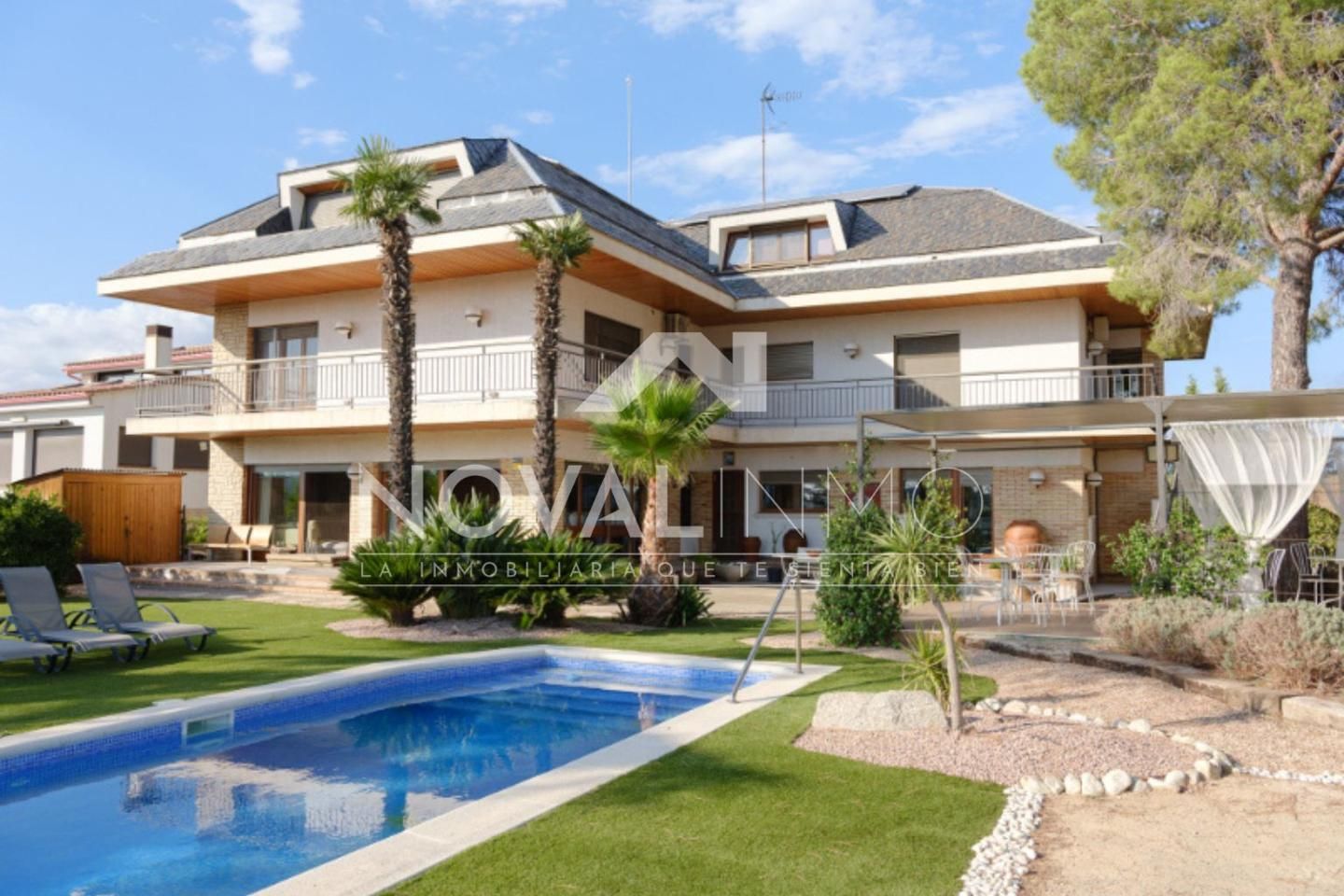 Vista exterior de Casa o xalet en venda en Sant Esteve Sesrovires amb Aire condicionat, Calefacció i Jardí privat