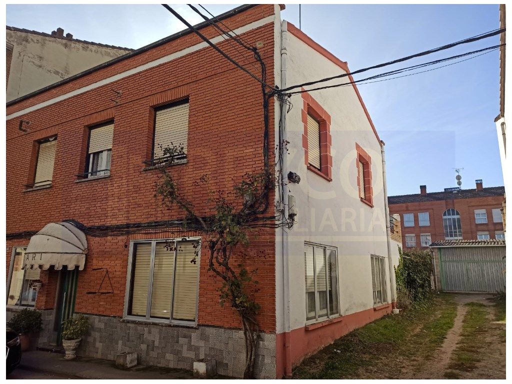 Vista exterior de Casa o xalet en venda en Baños de Río Tobía amb Jardí privat, Piscina i Balcó