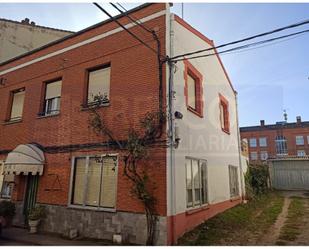 Vista exterior de Casa o xalet en venda en Baños de Río Tobía amb Jardí privat, Piscina i Balcó