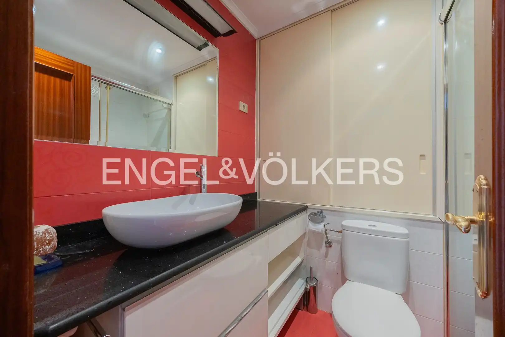 Badezimmer von Wohnung zum Verkauf in Bilbao  mit Heizung, Parkett und Balkon