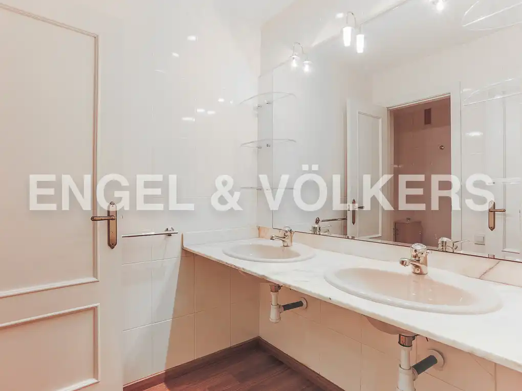 Badezimmer von Wohnung zur Miete in Valencia mit Klimaanlage, Heizung und Balkon