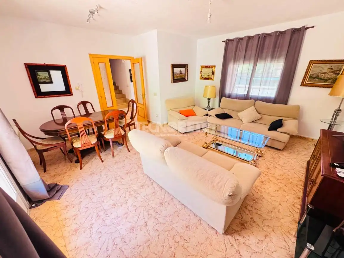 Sala d'estar de Casa adosada en venda en Albarreal de Tajo amb Aire condicionat, Jardí privat i Terrassa