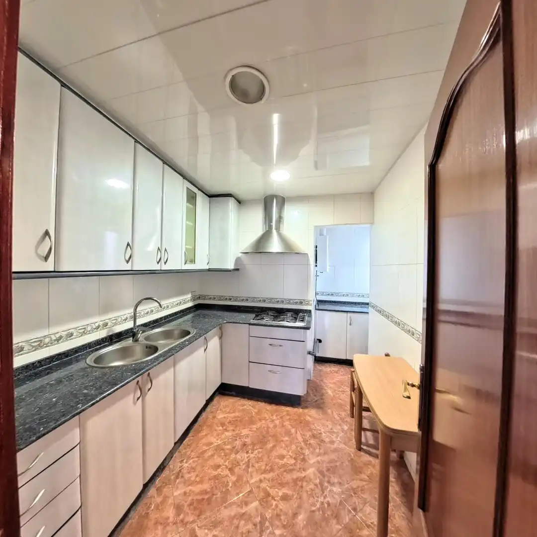 Cocina de Piso en venta en Barcelona con Balcón y Alarma