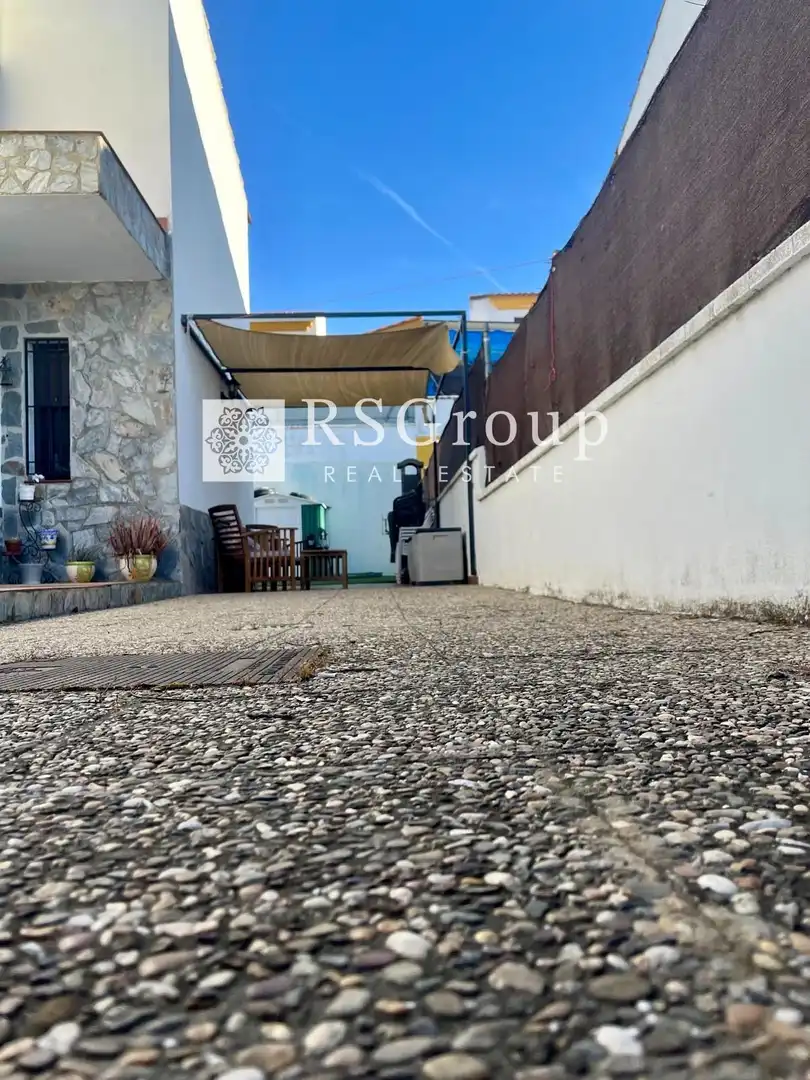 Vista exterior de Casa o xalet en venda en El Real de la Jara amb Aire condicionat, Jardí privat i Terrassa