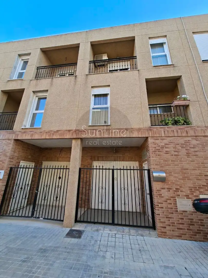 Vista exterior de Casa adosada en venta en Aldaia con Aire acondicionado, Terraza y Trastero