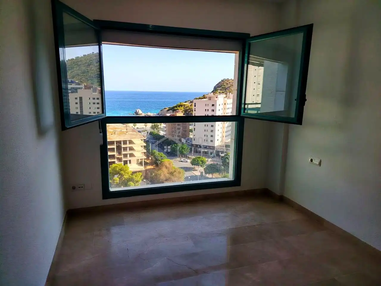 Dormitori de Apartament en venda en Benidorm amb Terrassa i Alarma