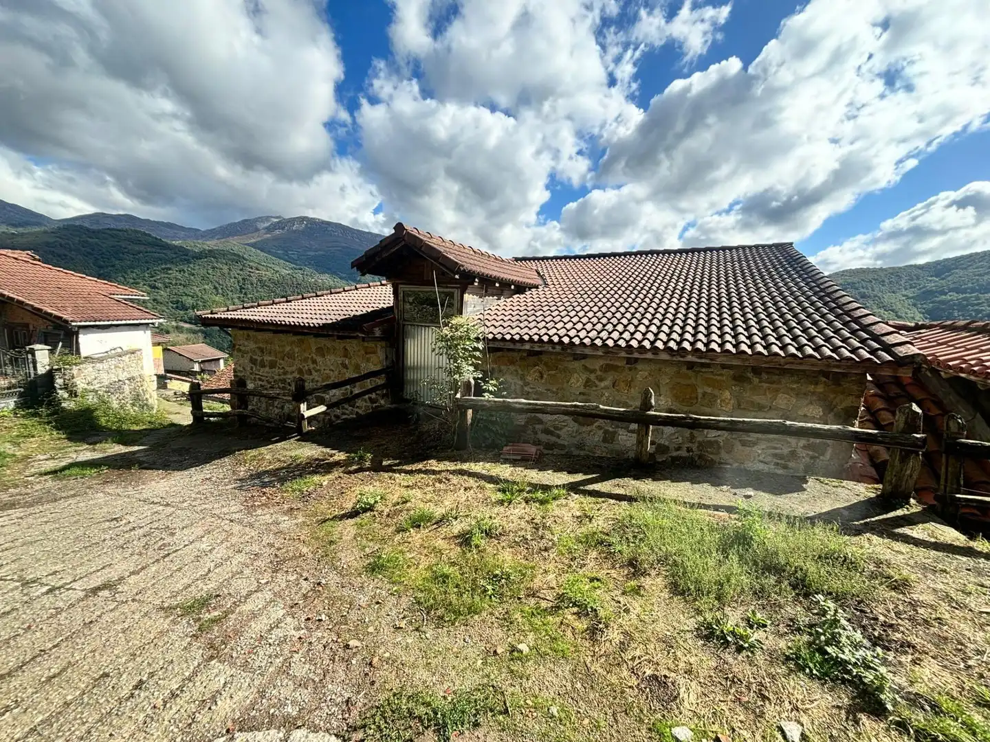 Vista exterior de Casa o chalet en venta en Quirós con Jardín privado, Parquet y Terraza