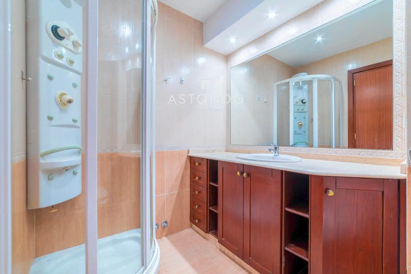 Bathroom of Flat for rent in Madrid  with Air Conditioner, Heating and Terrace