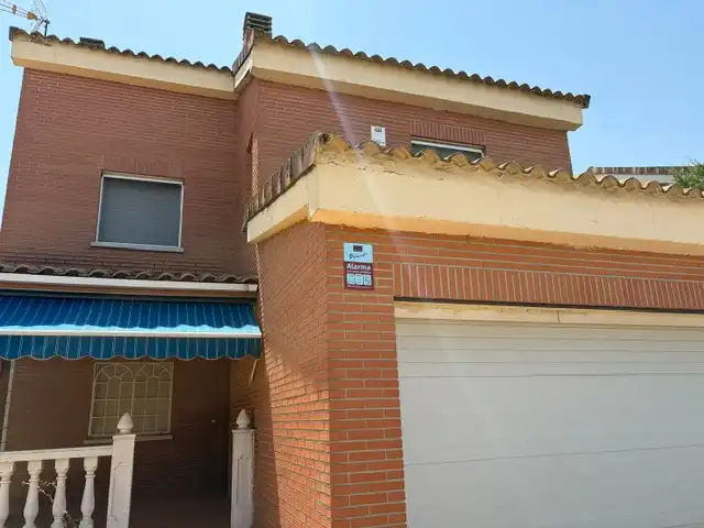 Vista exterior de Casa o xalet en venda en Moraleja de Enmedio amb Aire condicionat, Jardí privat i Terrassa