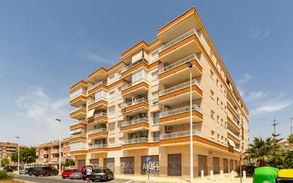 Außenansicht von Wohnungen zum verkauf in Santa Pola mit Terrasse und Balkon