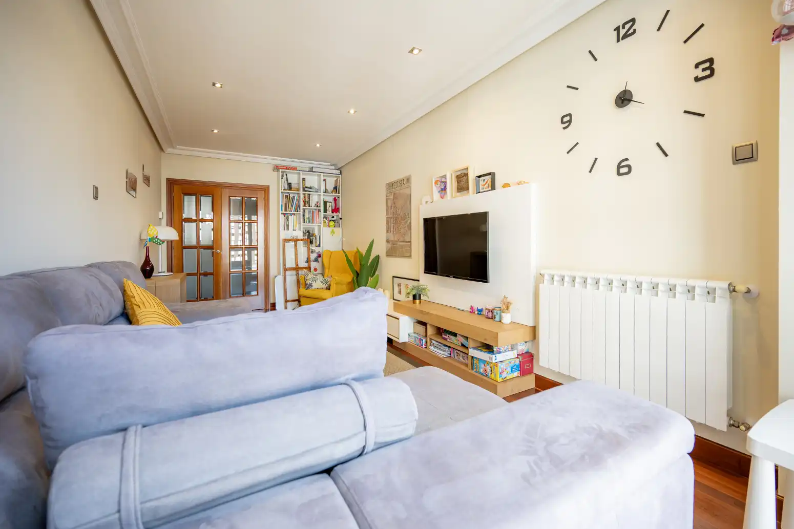 Wohnzimmer von Wohnung zum Verkauf in Oviedo  mit Heizung, Privatgarten und Abstellraum
