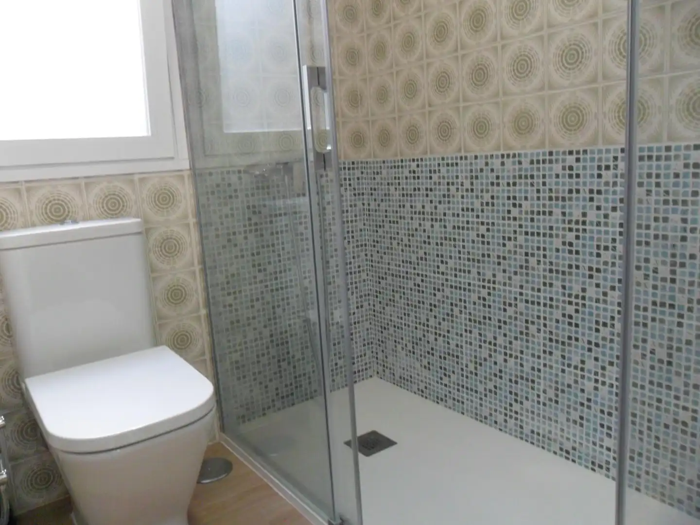 Badezimmer von Dachboden zur Miete in Maracena mit Terrasse, Abstellraum und Möbliert