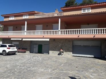 Chalet con balcón en venta en Olesa de Bonesvalls