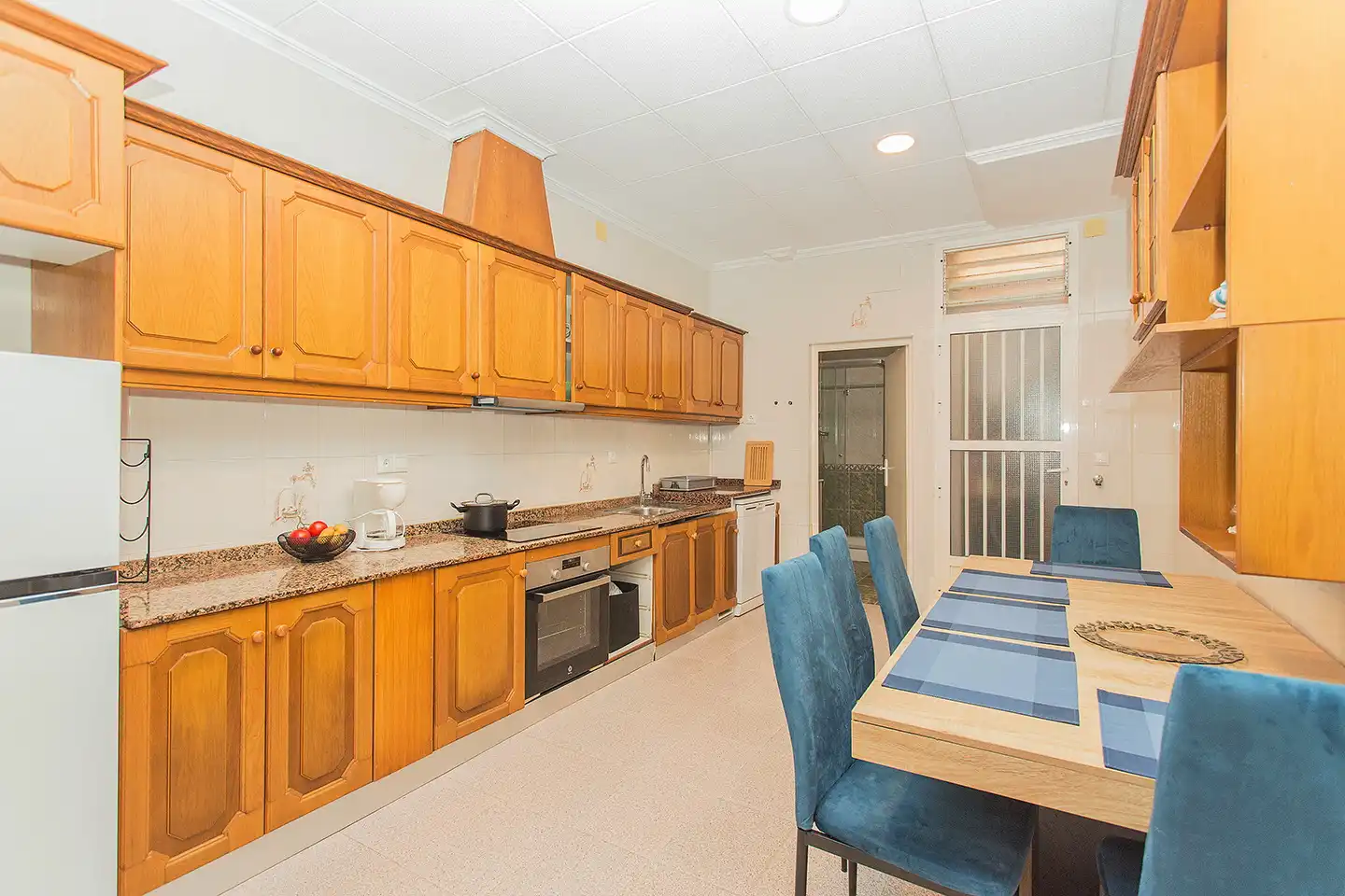 Cocina de Casa adosada en venta en Torrevieja con Aire acondicionado, Amueblado y Horno