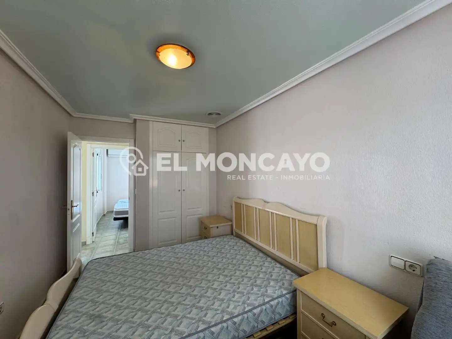 Schlafzimmer von Einfamilien-Reihenhaus zum Verkauf in Guardamar del Segura mit Klimaanlage, Heizung und Terrasse