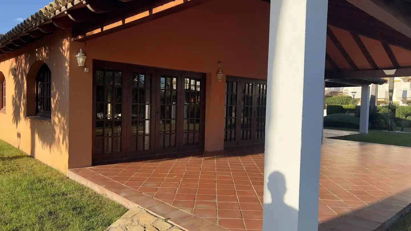 Erdgeschoss zum Verkauf in Torreblanca mit Klimaanlage, Privatgarten und Terrasse