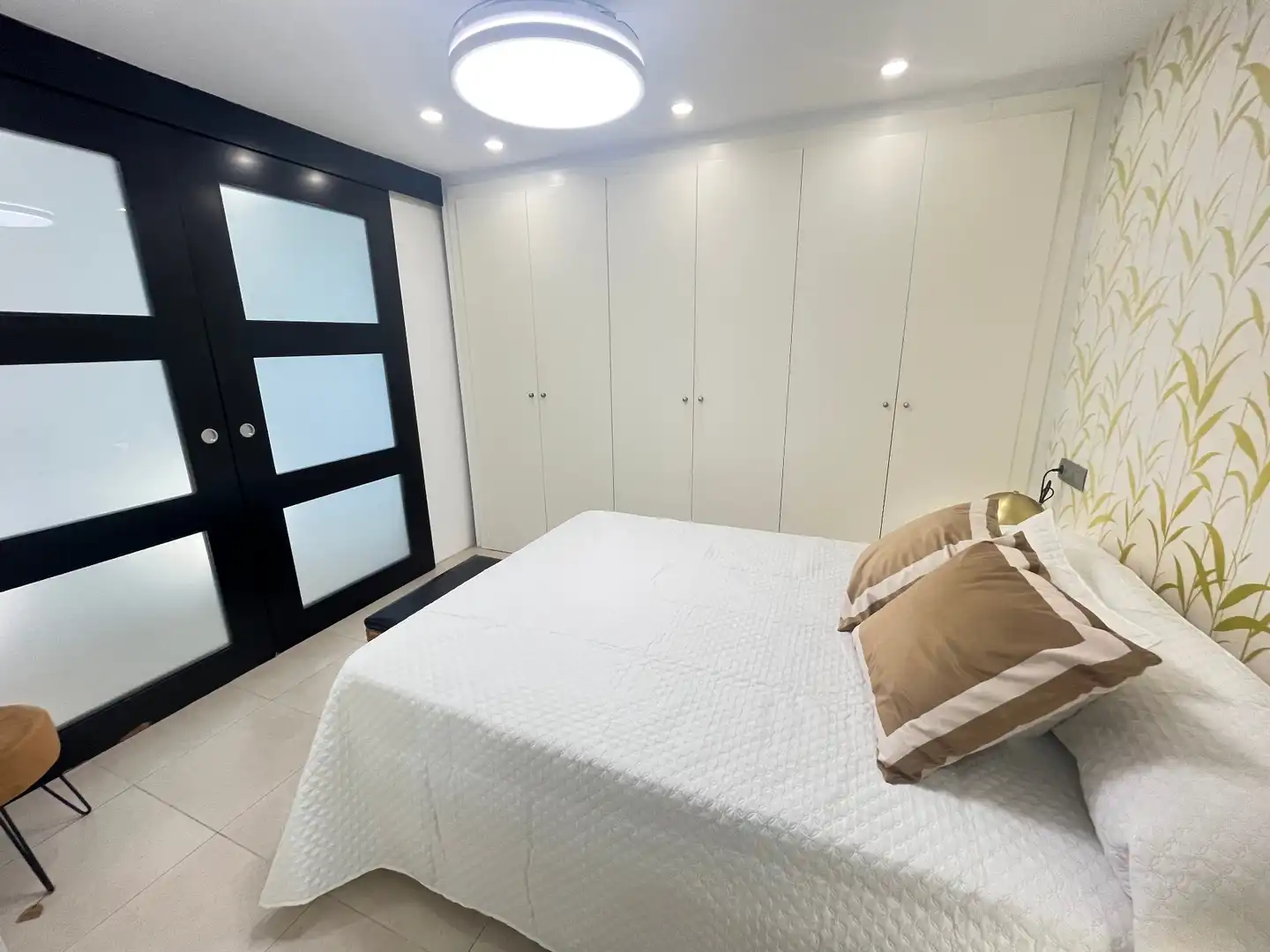 Dormitori de Apartament de lloguer en Marbella amb Aire condicionat, Terrassa i Moblat