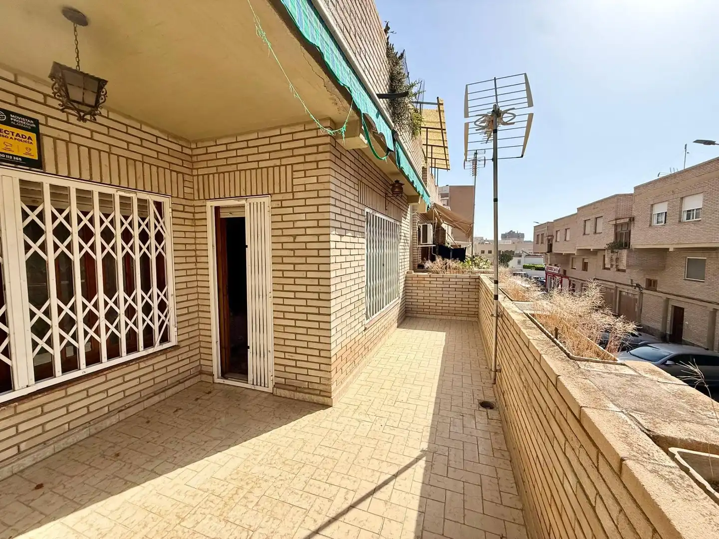 Vista exterior de Piso en venta en Roquetas de Mar con Terraza, Alarma y Piscina comunitaria