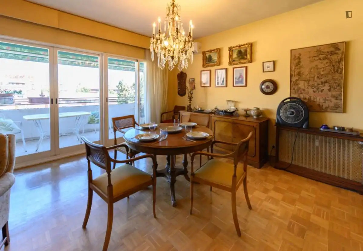 Menjador de Apartament de lloguer en Madrid amb Aire condicionat, Moblat i Forn